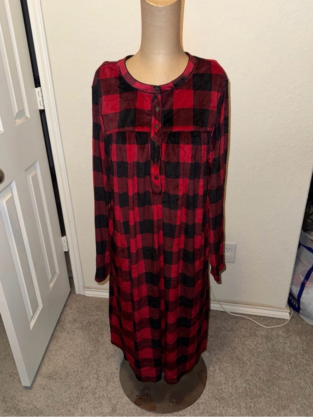 Women's Aria Collections Red and Black Plaid Nightgown